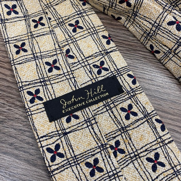 John Hill Tan w/ Navy & Red Flower Pattern Tie - Picture 3 of 4